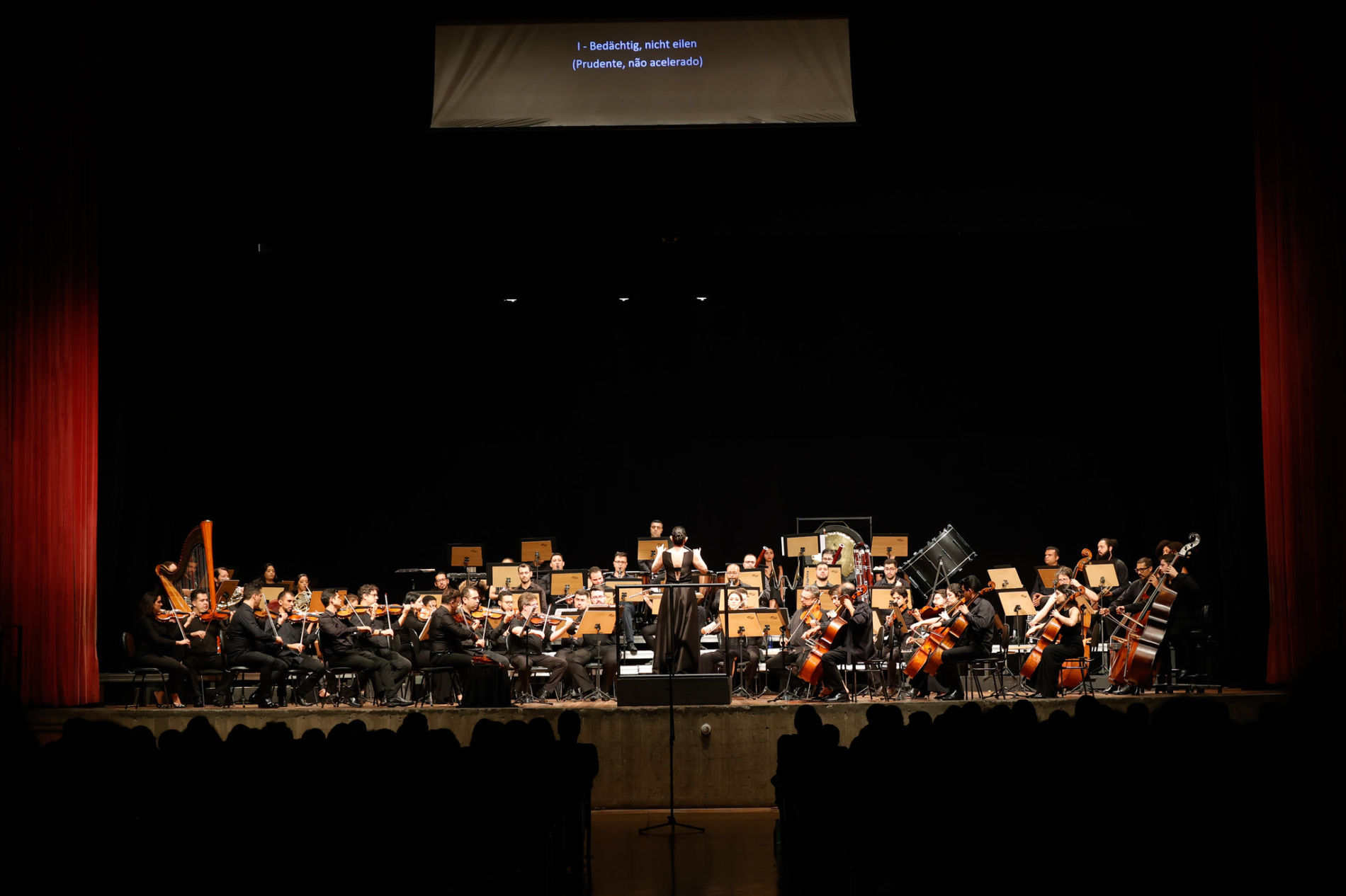 Orquestra Municipal inicia temporada com Polytheama lotado e homenagem às mulheres