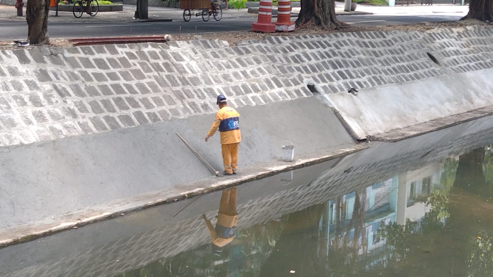 Prefeitura do Rio trabalha na recuperação das margens do Canal da Avenida Visconde de Albuquerque, no Leblon - Prefeitura da Cidade do Rio de Janeiro