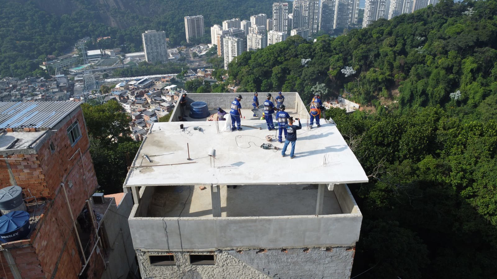 Seop realiza a demolição de dois prédios construídos irregularmente na Rocinha - Prefeitura da Cidade do Rio de Janeiro