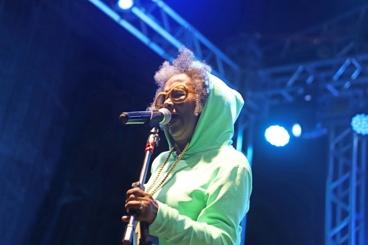 Show de Sandra Sá marca Dia Internacional da Mulher em Búzios